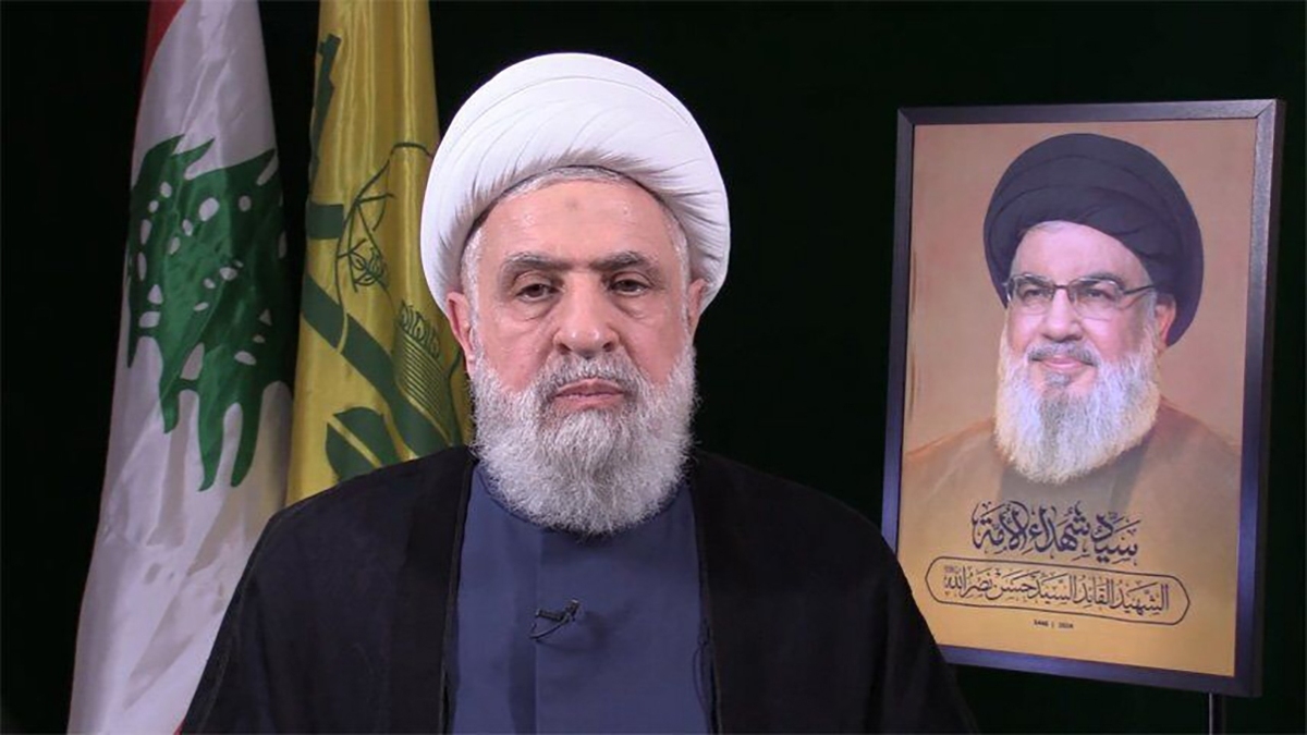اهتزاز پرچم حزب‌الله مقابل چشم تک‌تیرانداز‌های صهیونیست + فیلم
