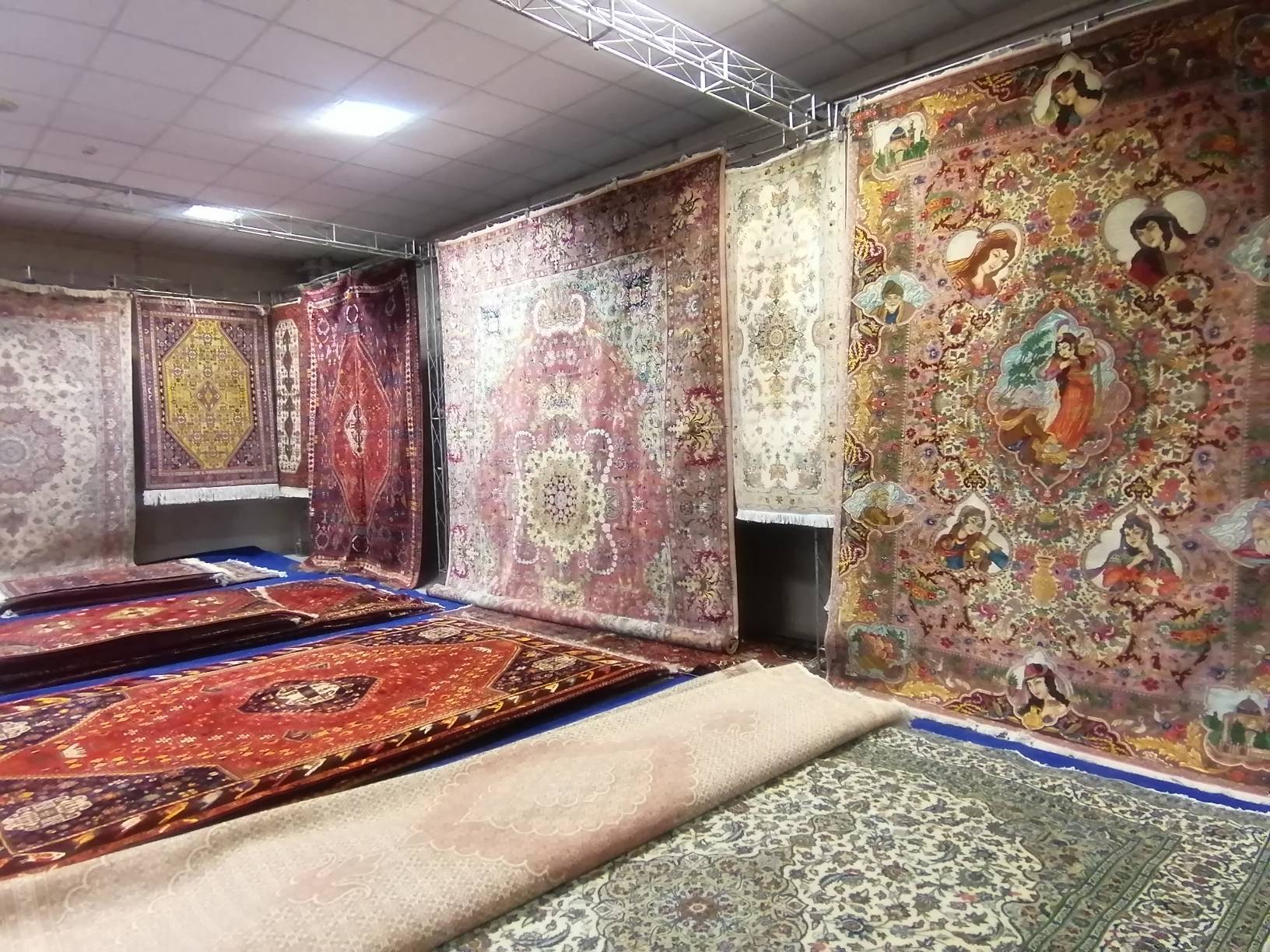 فرش دستباف کرمان نمایشگاهی از رنگ&zwnj;ها وعاشقانه&zwnj;ها