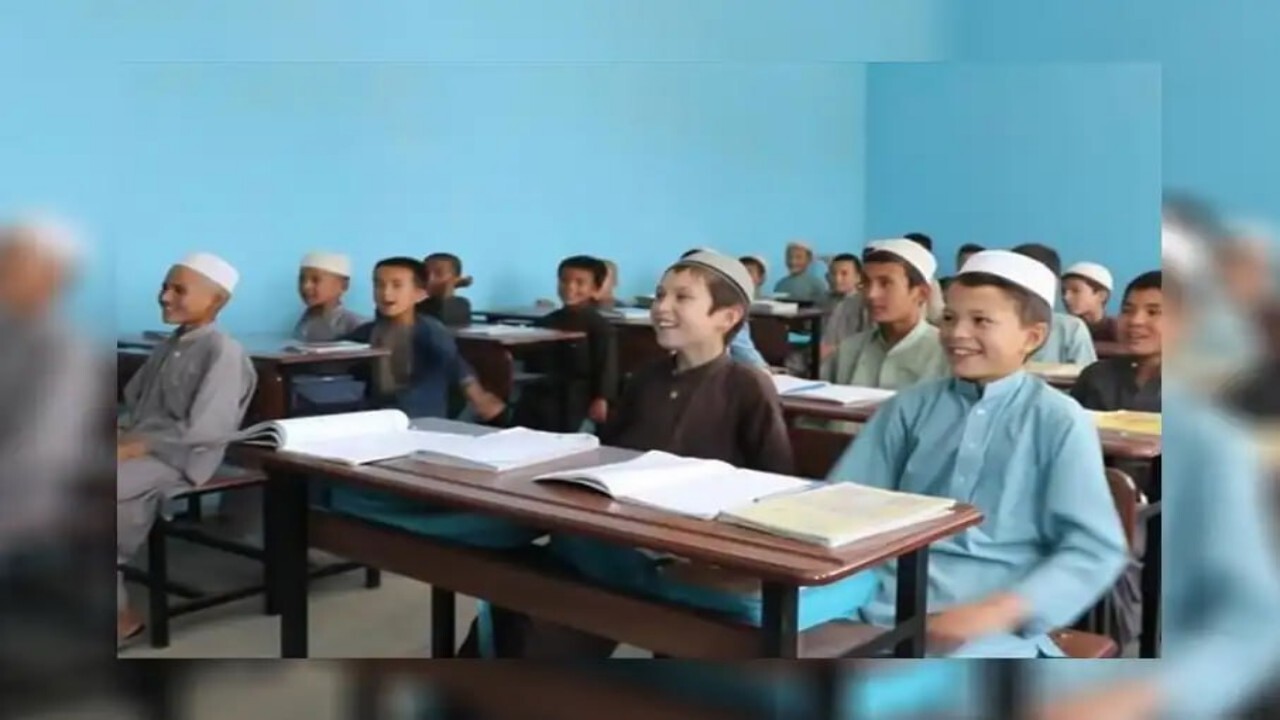 یونیفرم سال جدید تعلیمی ۱۴۰۴ در افغانستان تعیین شد