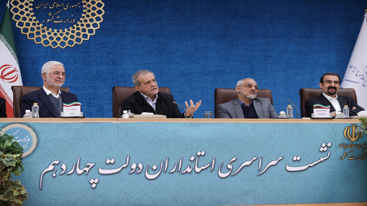پزشکیان: تفویض اختیار به استانداران را باید با همکاری همه سیستم پیش ببریم
