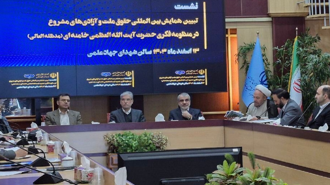 آزادی مثبت یعنی دولت و حکومت زمینه رشد انسان‌ها را فراهم کنند