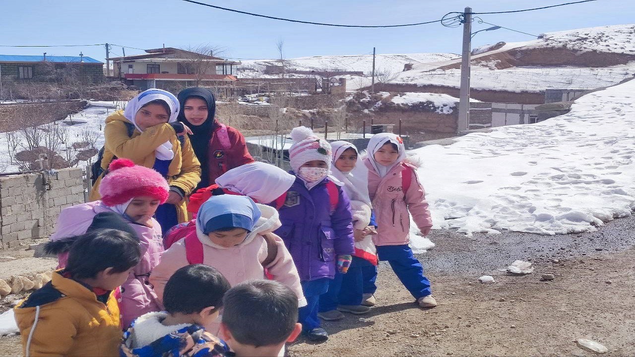 حال و هوای دانش آموزان روستای گردشگری توآباد در یک روز برفی + عکس