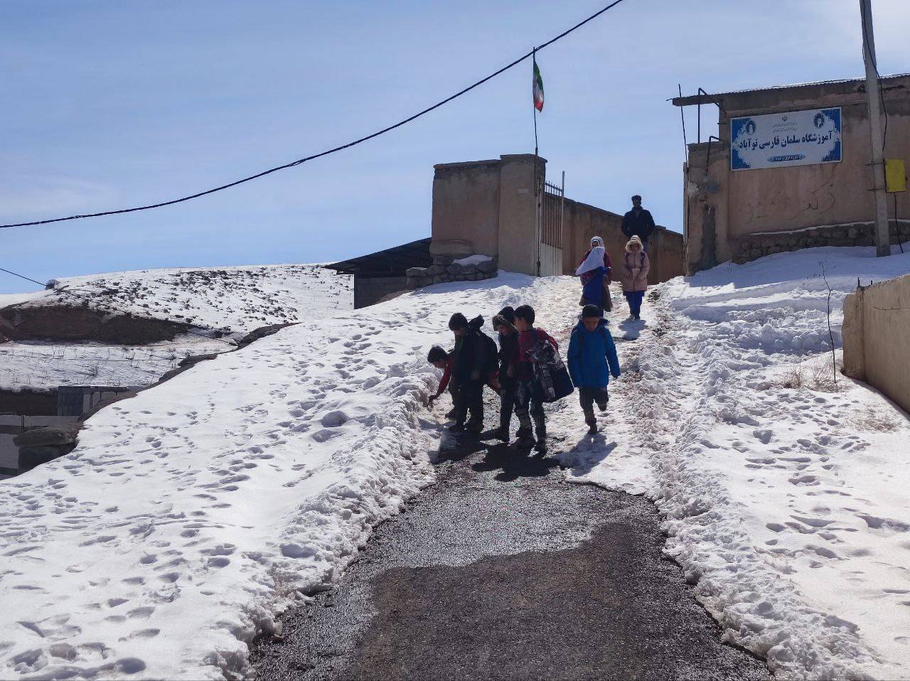 دانش آموزان مدرسه