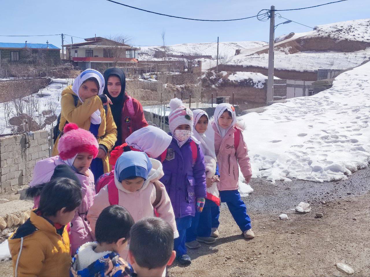 عبور دانش آموزان در میان برف
