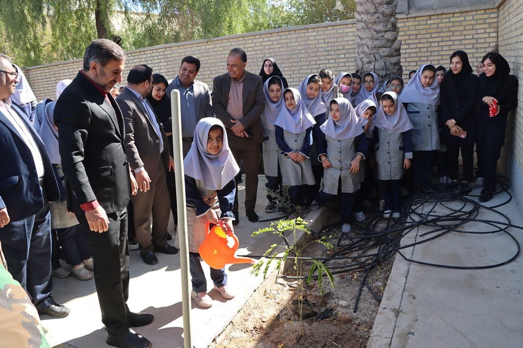 شهروند خبرنگار ما از به صدا درآمودن زنگ سبز در مدرسه ای در لارستان خبر داد