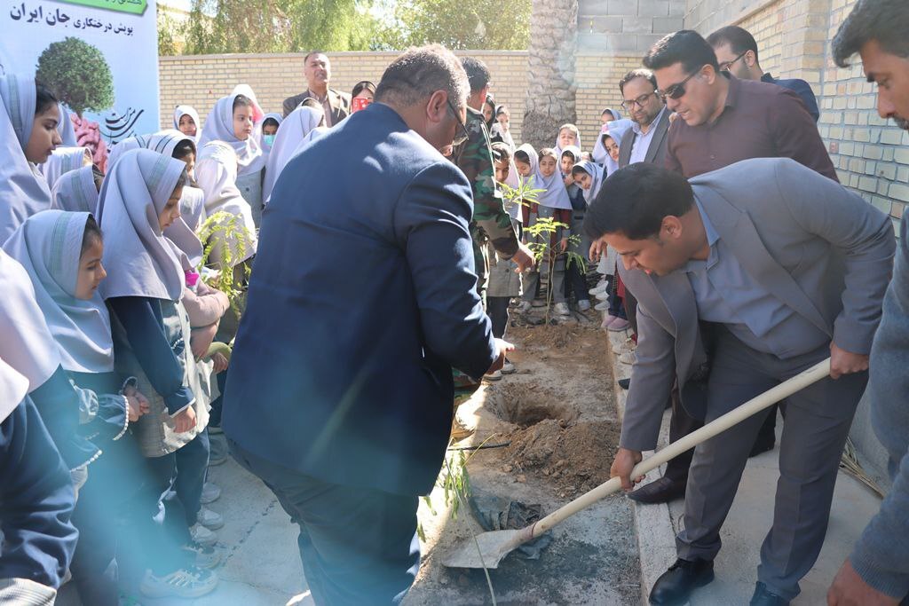 شهروند خبرنگار ما از به صدا درآمودن زنگ سبز در مدرسه ای در لارستان خبر داد