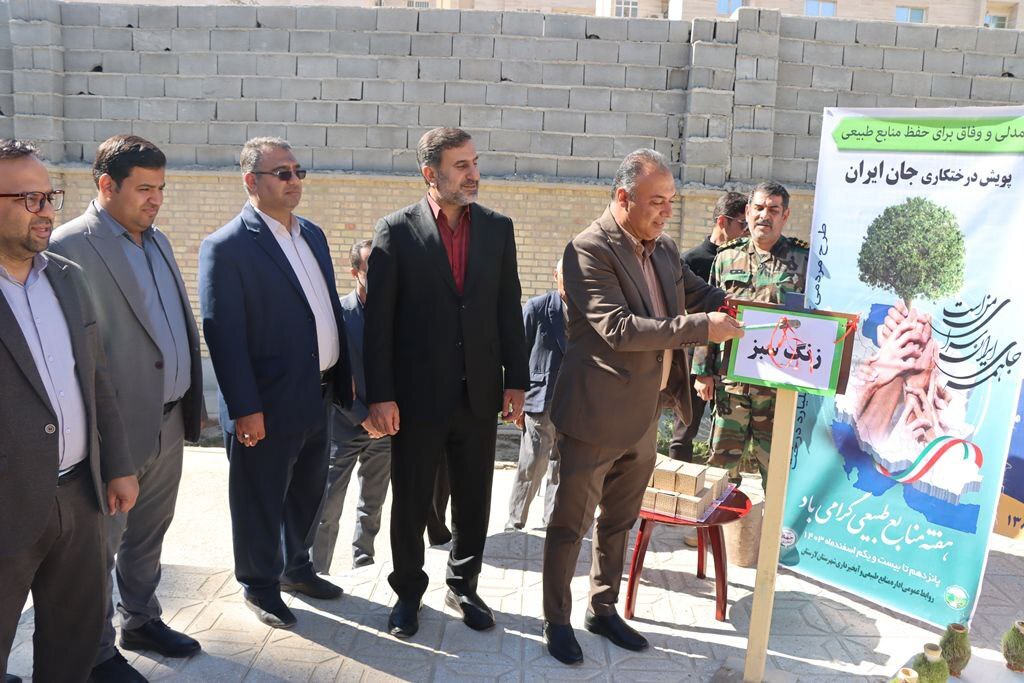 شهروند خبرنگار ما از به صدا درآمودن زنگ سبز در مدرسه ای در لارستان خبر داد