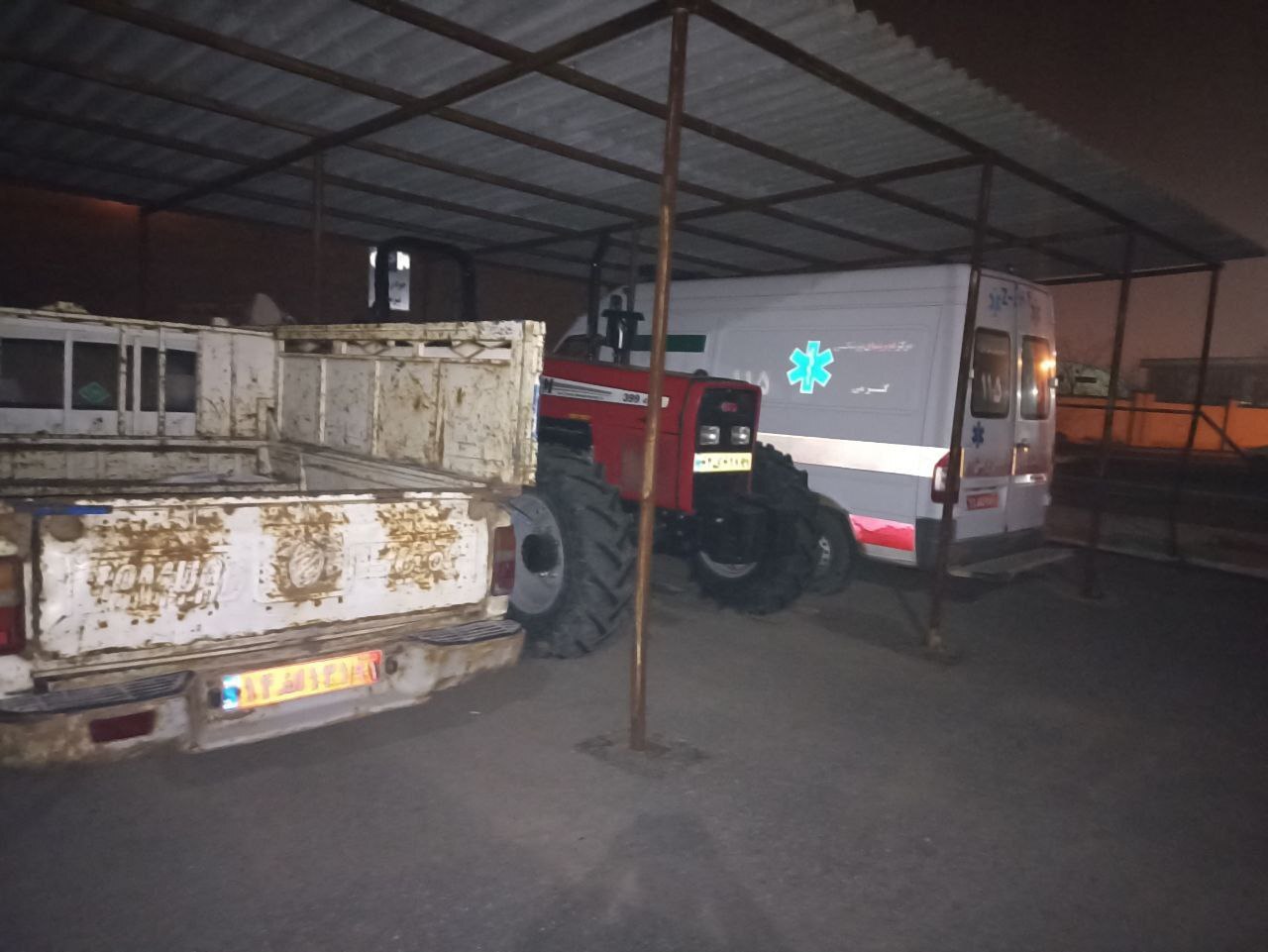 پارک یک تراکتور در پارکینگ یک مرکز درمانی پارک یک تراکتور در پارکینگ یک مرکز درمانی