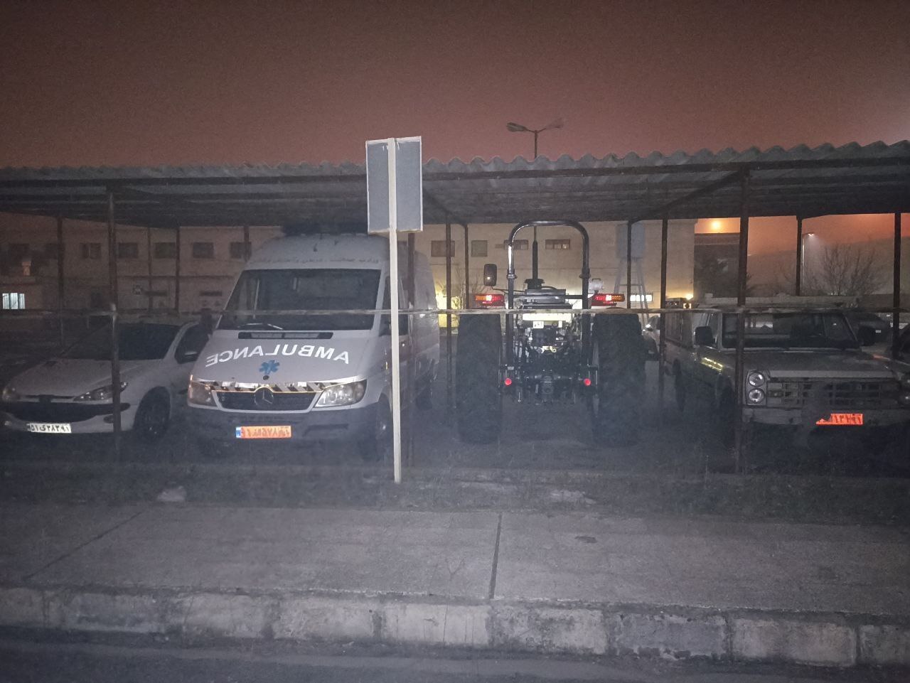 پارک یک تراکتور در پارکینگ یک مرکز درمانی پارک یک تراکتور در پارکینگ یک مرکز درمانی