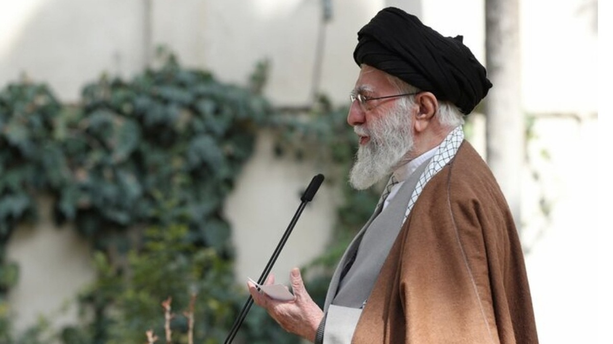 کاشت نهال توسط رهبر انقلاب در روز درختکاری