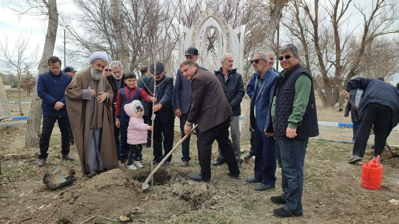 کاشت غرص نهال، یادگار شهدا