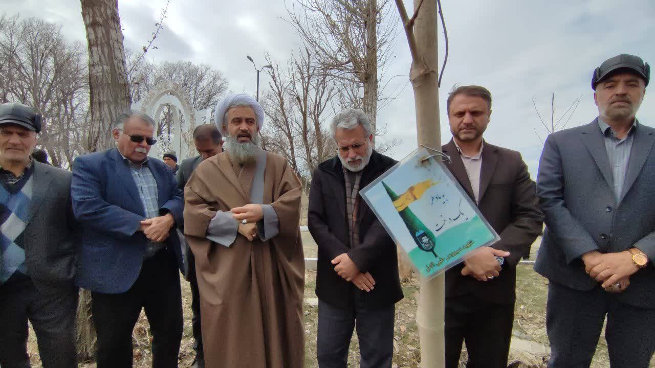 کاشت غرص نهال، یادگار شهدا در صالح آباد به مناسبت روز درختکاری