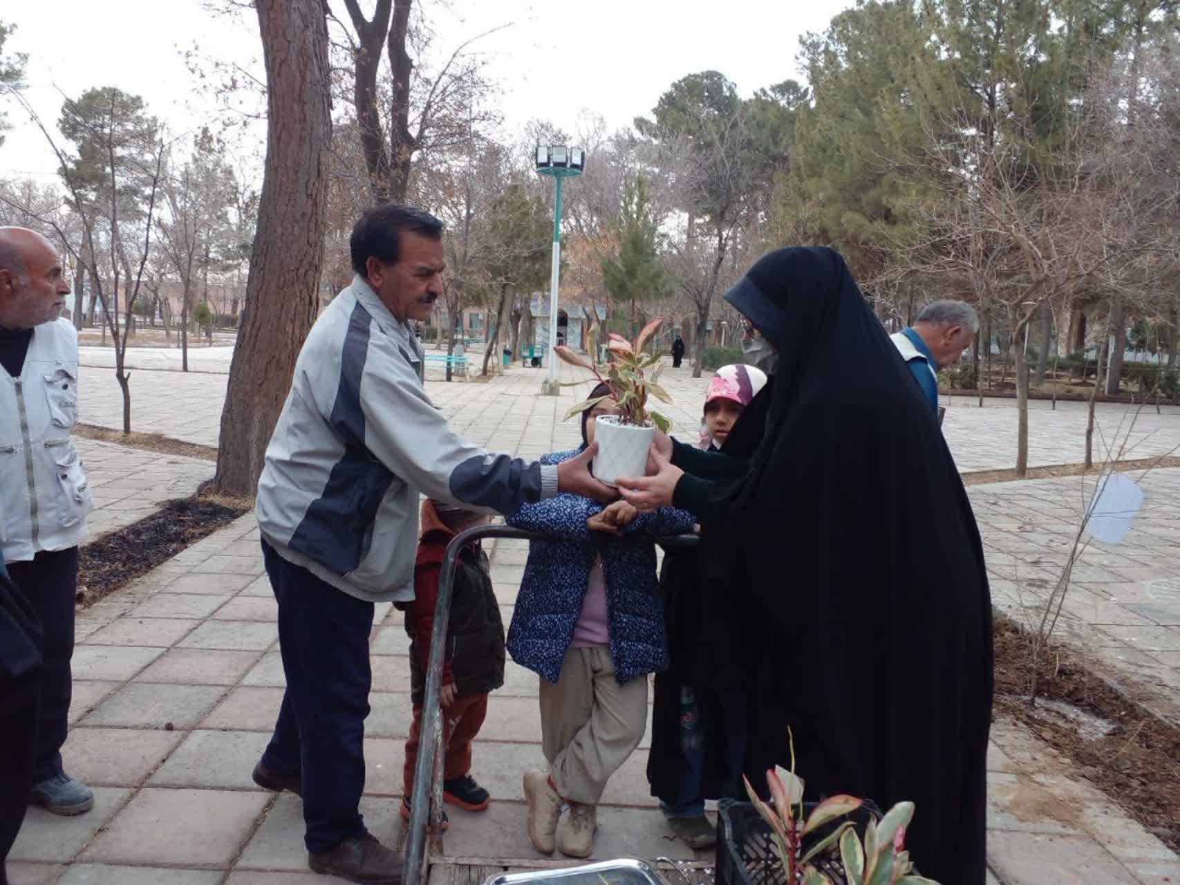 اهدای گل به شرکت کنندگان