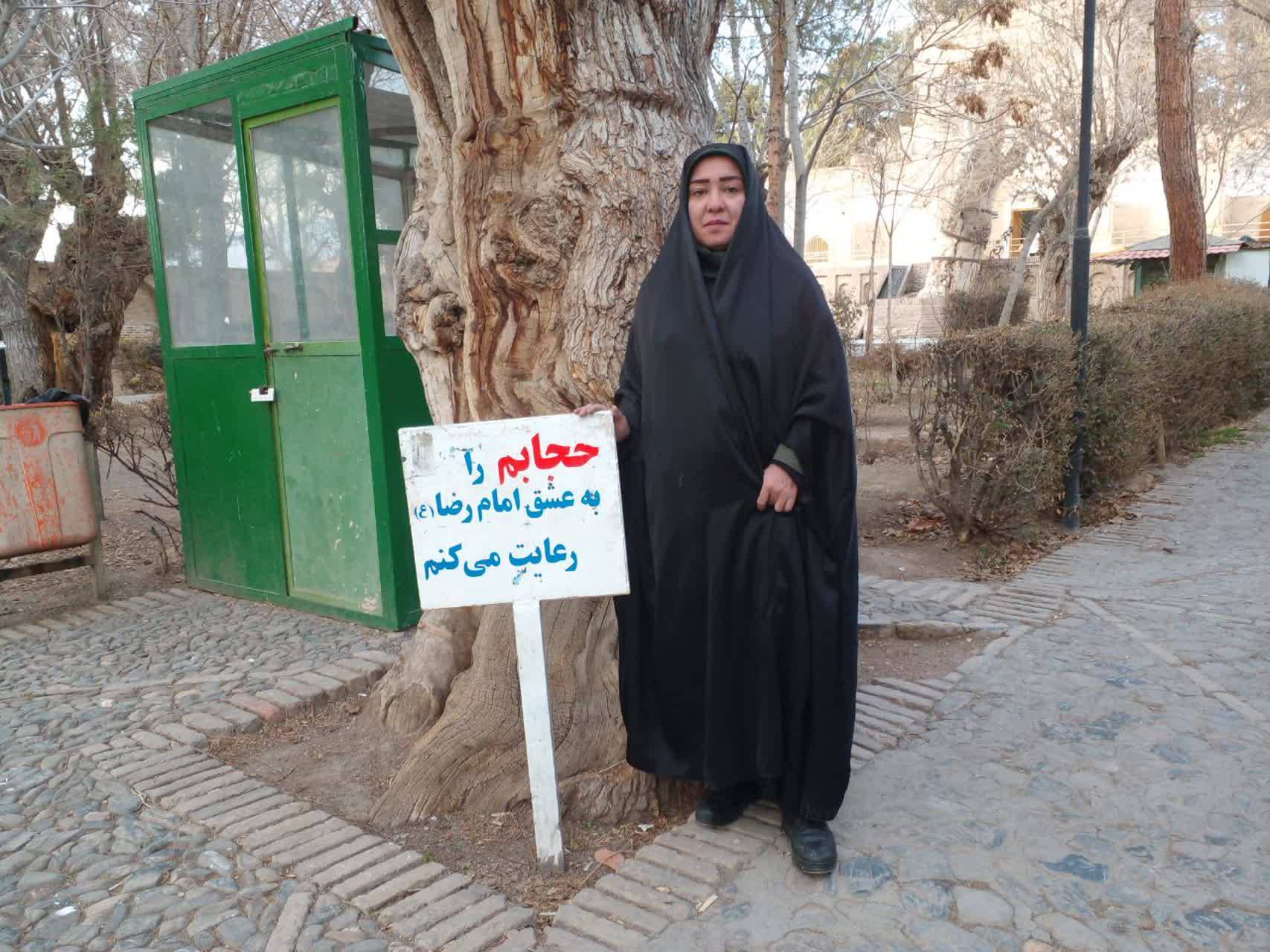 زائران در قدمگاه امام رضا(ع)