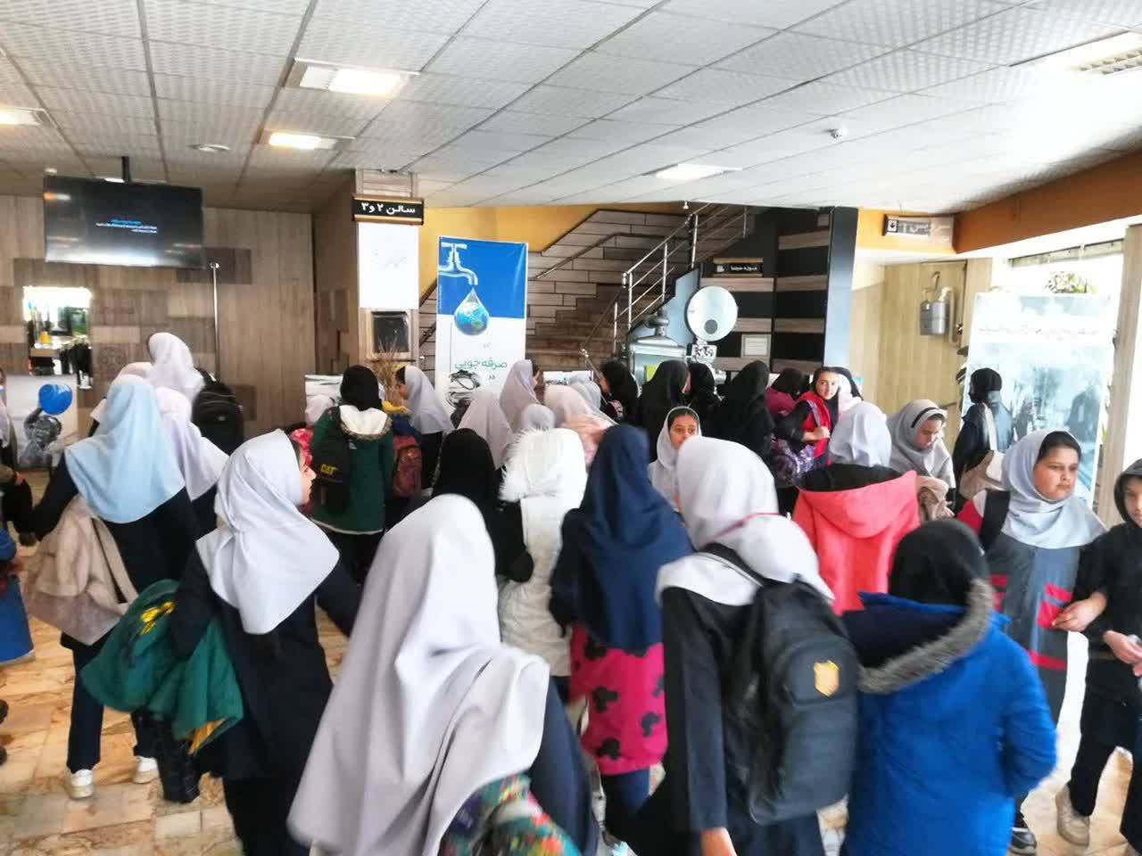 حضور دانش آموزان در نمایشگاه نقاشی