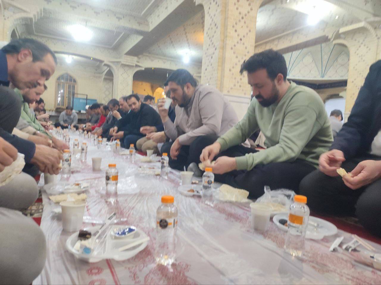 پهن شدن سفره افطاری