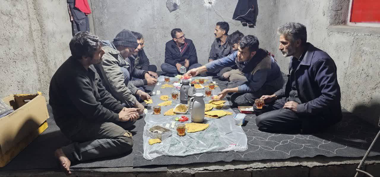 افطار در دل معدن، جایی که رنج و تلاش به یاد خداوند گره خورده است