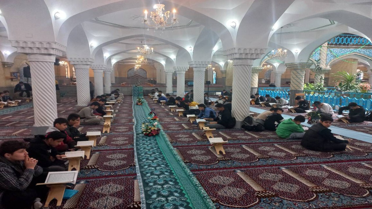 محفل انس با قران دانش‌آموزان در مسجد جامع سنندج برگزار شد