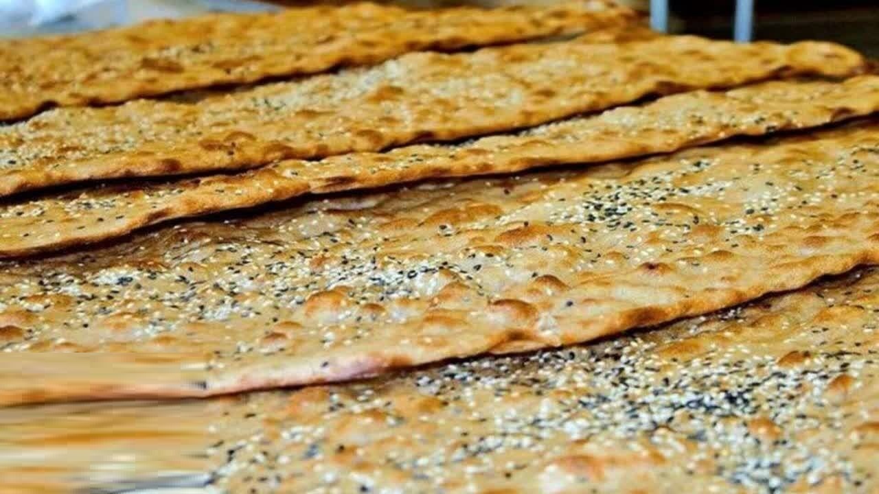 اصرار نانوایان برای عرضه نان به صورت کنجدی در قم تخلف است
