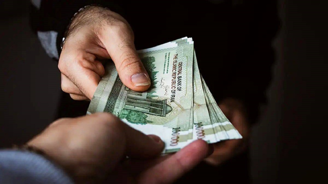 افزایش حداقل حقوق کارگران قربانی چه چیزی می‌شود؟