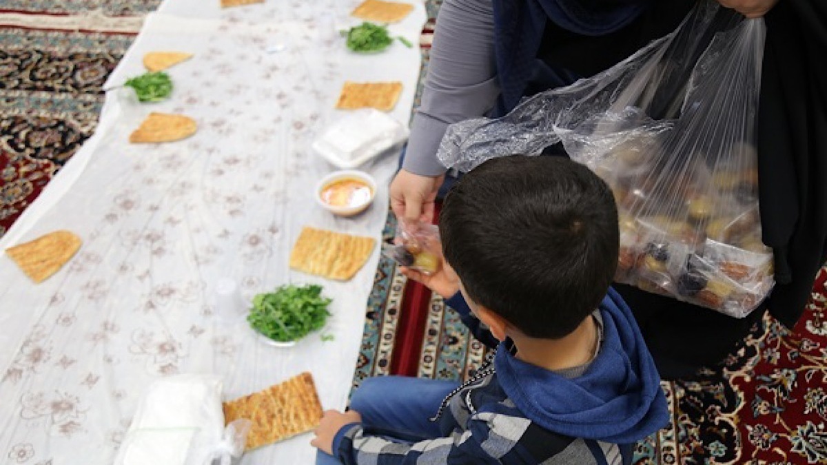 باشگاه خبرنگاران -برپایی سفره احسان برای نوجوانان بی بضاعت در جشن میلاد امام حسن