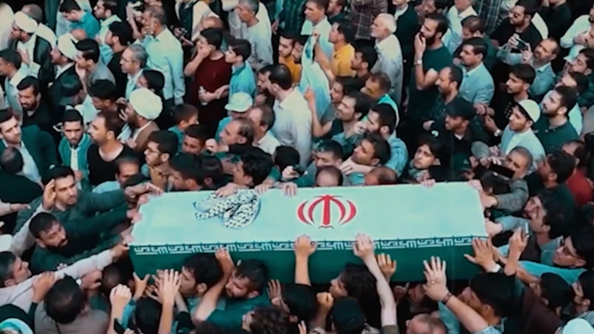 ماجرای لباس نظامی پوشیدن رهبر معظم انقلاب چه بود؟ + فیلم