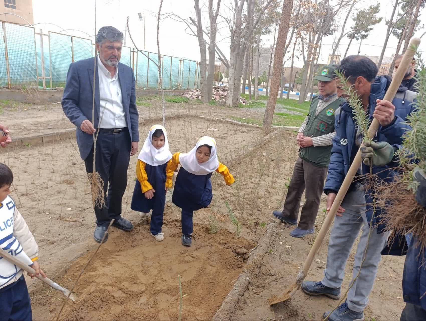 حضور کودکان برای کاشت نهال