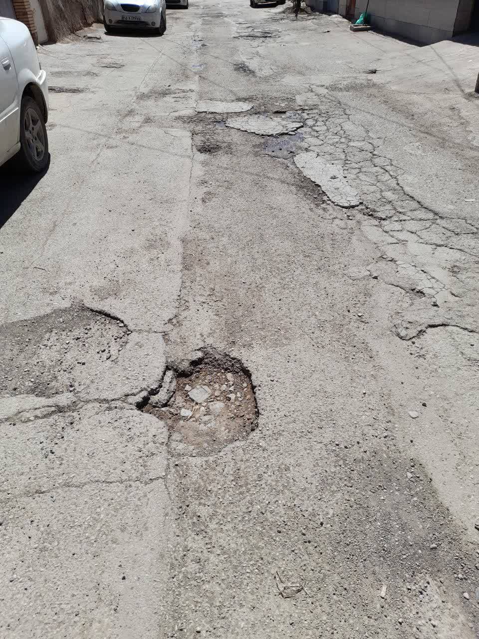 فرسودگی آسفالت اهالی خیابان گلدشت کرمان را به دردسر انداخت