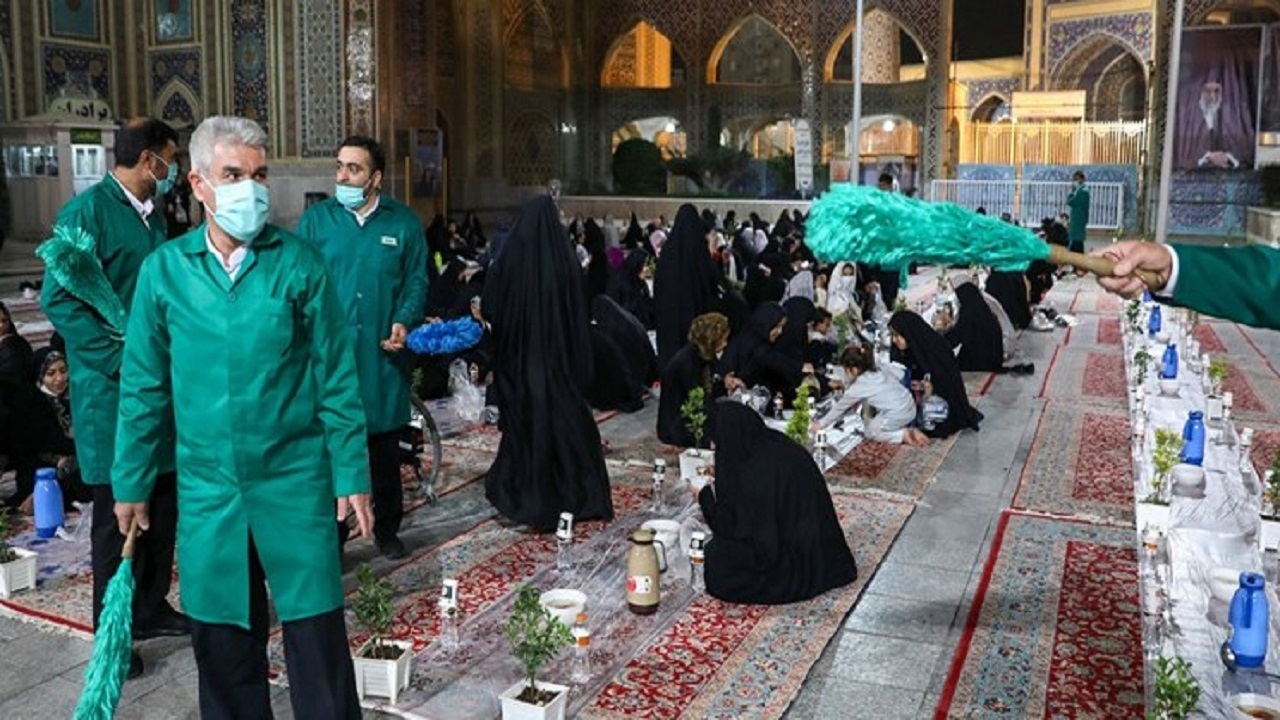 نمایی از ضیافت افطاری مسافران در بهشت رضا (ع) + فیلم