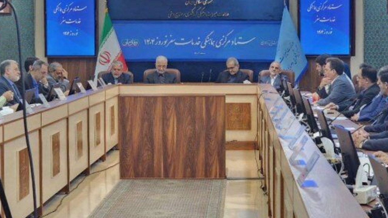 حضور پزشکیان در ستاد مرکزی هماهنگی خدمات سفر نوروز ۱۴۰۴