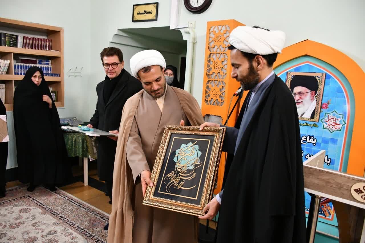 آموزش سبک زندگی اسلامی و ایرانی ویژه بانوان در امامزاده محروق (ع)