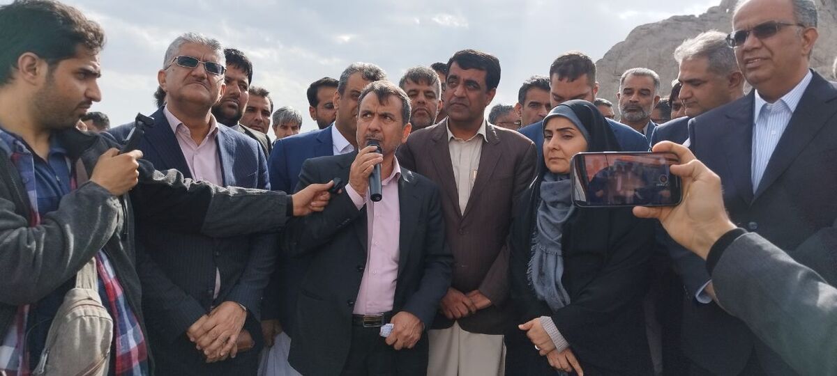بازدید وزیر راه و شهرسازی از عملیات ساخت بزرگراه در محور سراوان- خاش