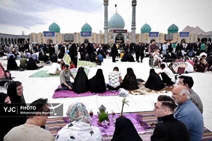 تحویل سال ۱۴۰۴ در مسجد مقدس جمکران
