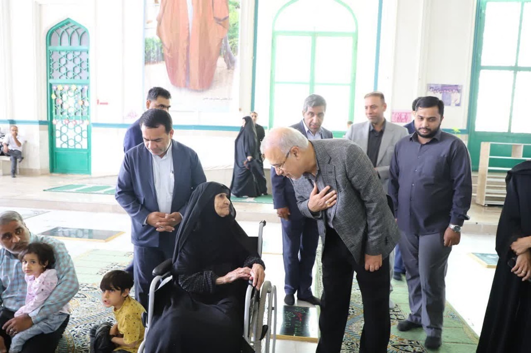 آغاز سال نو با عطر شهدا؛ مراسم تحویل سال در گلزار شهدای بندرعباس