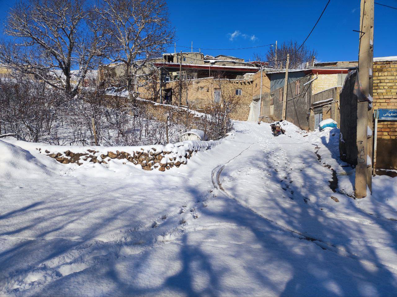 بارش برف در روستای توآباد
