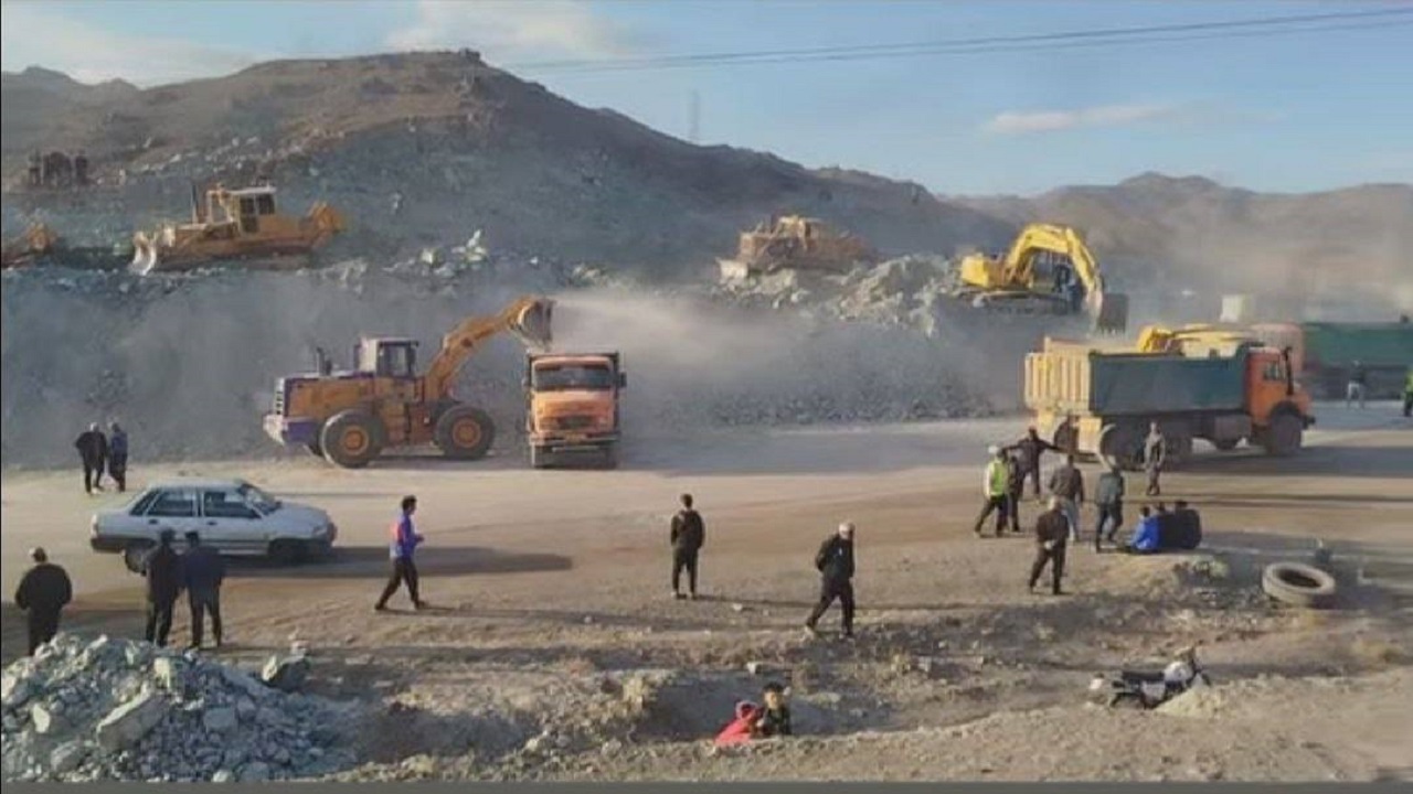 اقدام خودجوش اهالی روستای باغجر سبزوار برای تعریض جاده + عکس