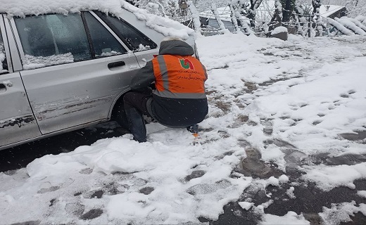 تلاش راهداران برای برفروبی محورهای برفی گیلان تلاش راهداران برای برفروبی محورهای برفی گیلان