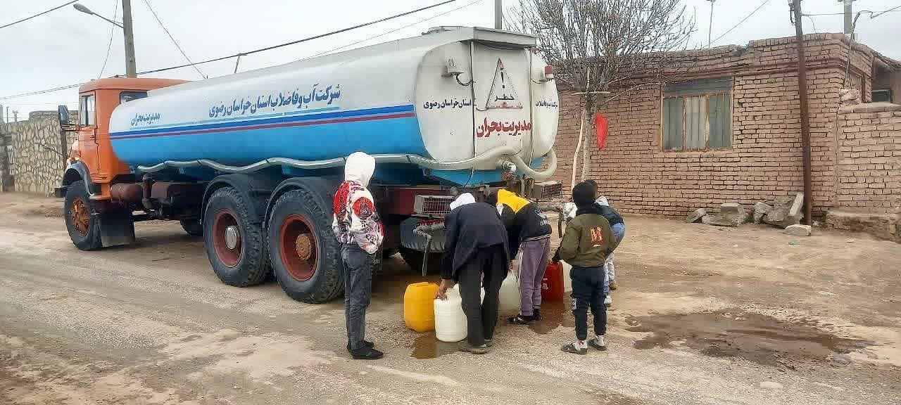 تصاویری از آبرسانی سیار آبفا به ۵۰۰ خانوار میان جلگه