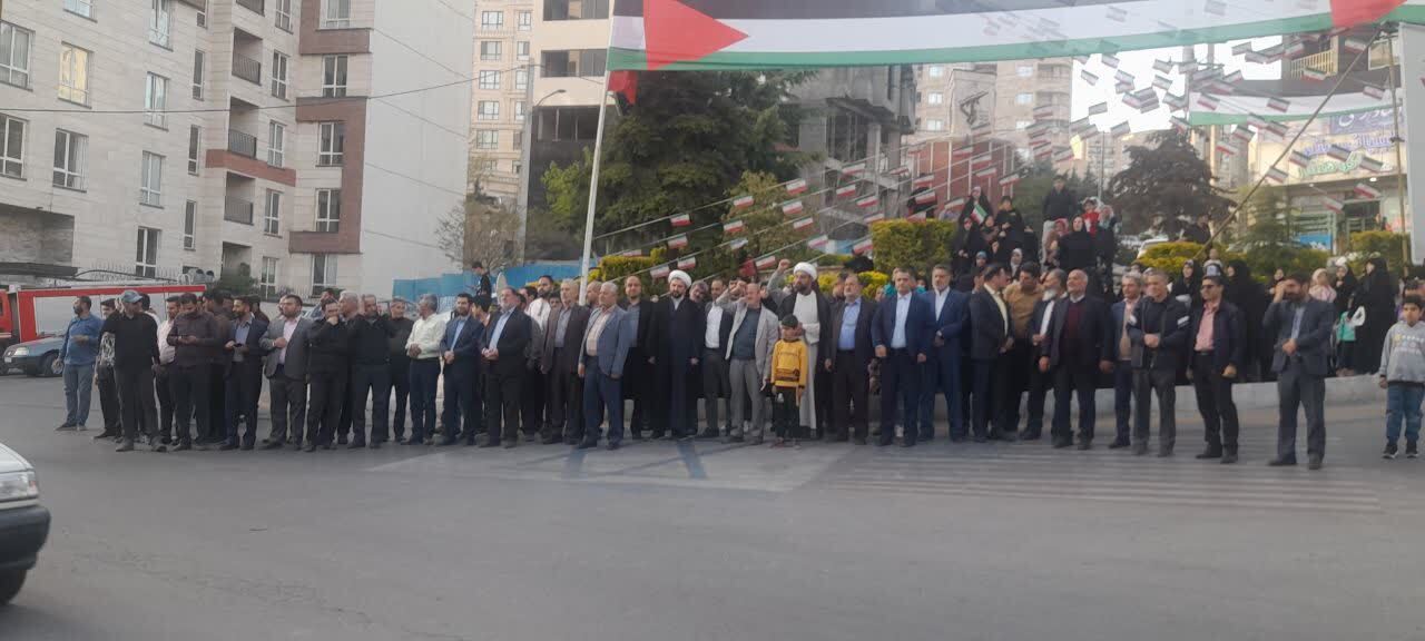 اجتماع نمازگزاران در مراسم راهپیمایی حمایت از سپاه پاسداران