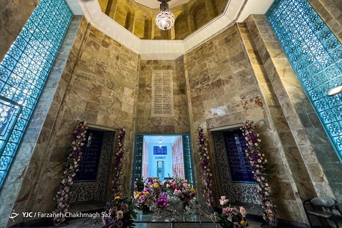 گلباران آرامگاه شیخ اجل سعدی در شیراز