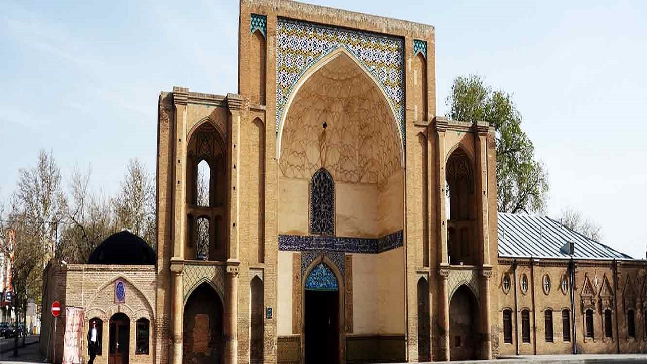 نمایی از سردر عمارت عالی قاپو قزوین در قالب تصاویر