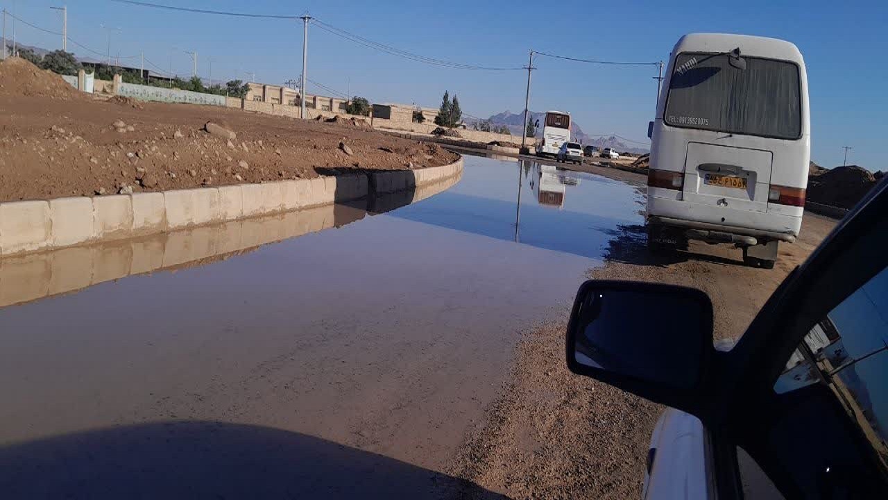 نیمه کاره رها شدن مرمت میدانی در روستای احمدآباد اهالی را به دردسر انداخت + تصاویر