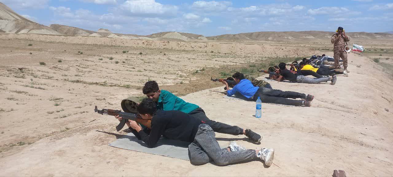 اردوی آمادگی دغاعی دانش آموزان در شهرستان صالح آباد