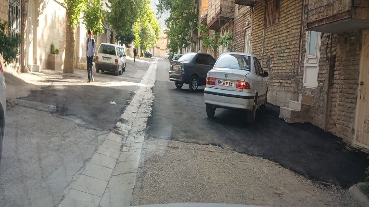 گلایه خرم آبادی‌ها از وضعیت نامناسب روکش آسفالت در برخی از معابر + فیلم
