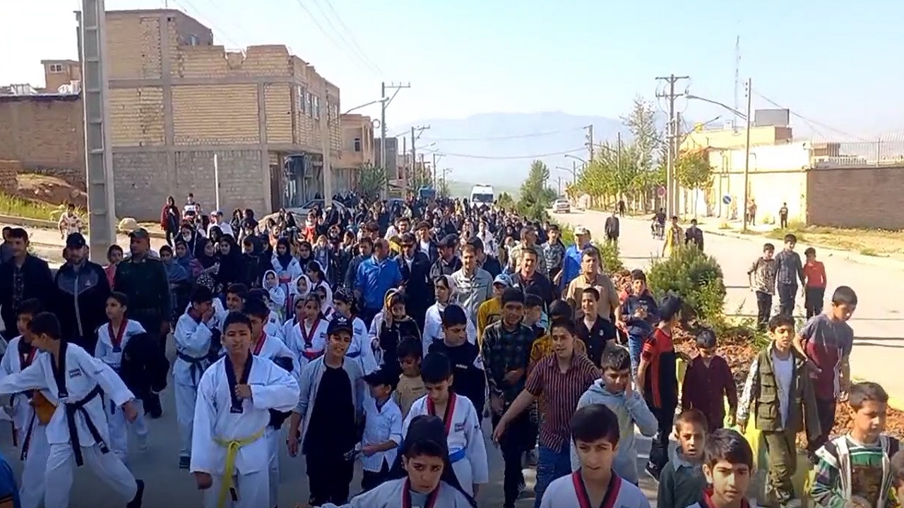 برگزاری همایش پیاده روی خانوادگی در شهرستان اردل + فیلم