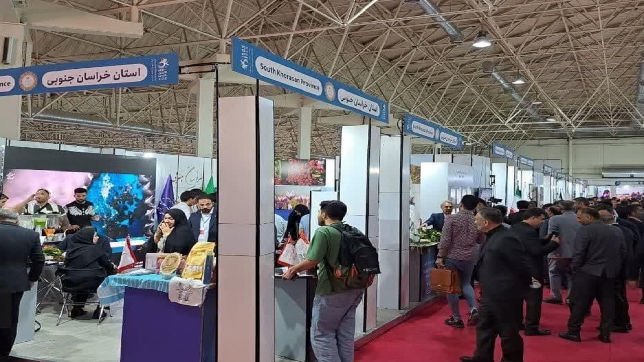 استقبال رسانه‌های خارجی و گروه‌های تجاری از غرفه خراسان جنوبی