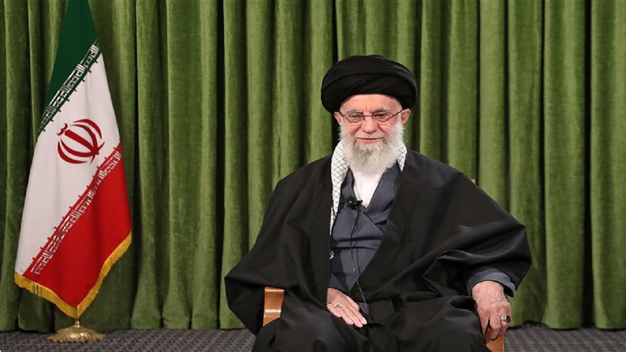 جمعی از معلمان با رهبر انقلاب دیدار می‌کنند