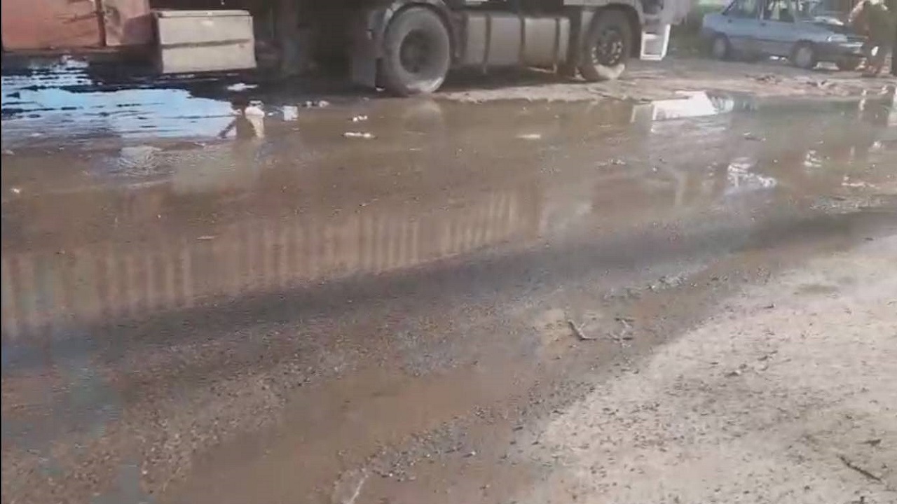 جاری شدن آب فاضلاب و دردسر‌های آن برای ساکنان محله نوکان کرمانشاه + فیلم