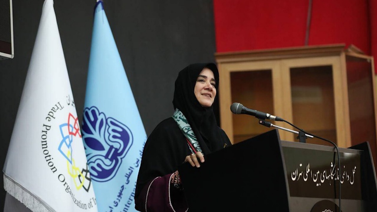 فرش دستباف هنر مادر است