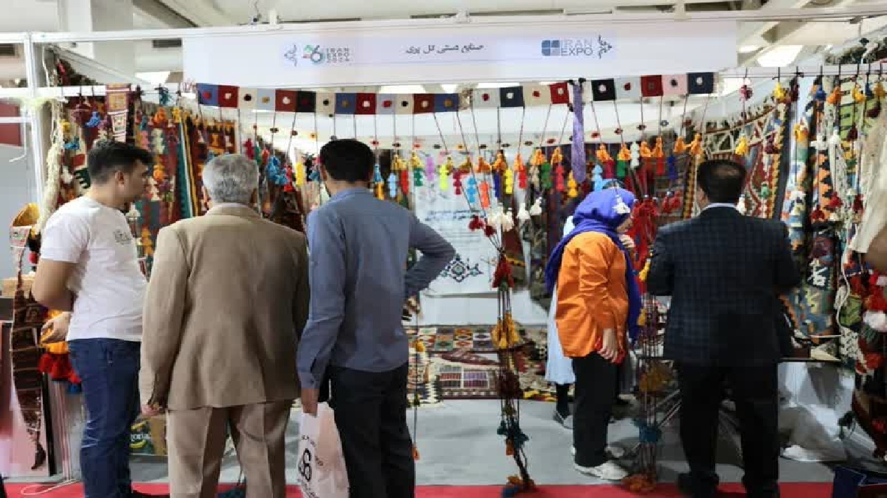 استقبال بازدیدکنندگان داخلی و خارجی از غرفه صنایع‌دستی  فارس در نمایشگاه ایران اکسپو